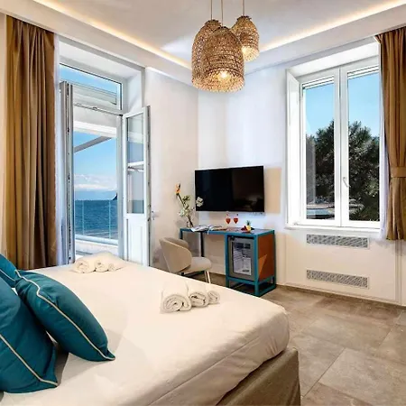Gocce - Tramontana Stunning Waterfront Apartment Vico Equense